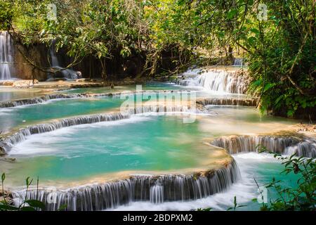 Les chutes Kuang si près de Luang Prabang - Laos Banque D'Images