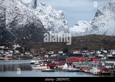 Magnifique village de pêcheurs de Reine dans les îles Lofoten en hiver, Norvège Banque D'Images