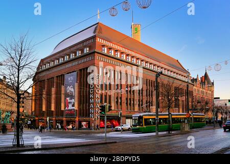 Stockmann Helsinki Centre, bâtiment d'affaires important sur le plan culturel et grand magasin dans le centre d'Helsinki, en Finlande, au crépuscule de l'hiver. 3 décembre 2019. Banque D'Images