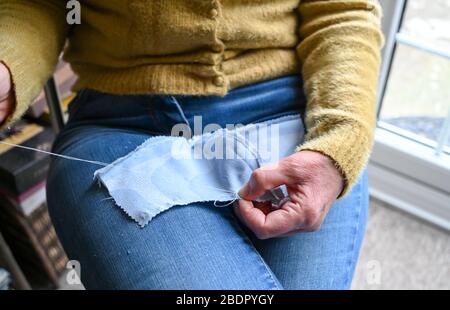 Femme à la maison faisant maison a fait des facemarks pendant le coronavirus LockDown UK photo prise par Simon Dack Banque D'Images