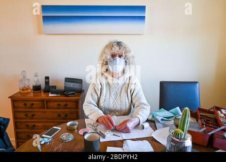 Femme à la maison faisant maison a fait des facemarks pendant le coronavirus LockDown UK photo prise par Simon Dack Banque D'Images