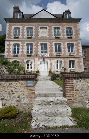 Village de Villequier, France. Vue pittoresque de l’hôtel de ville de Villequier, rue du Président Coty. Banque D'Images