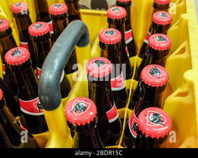 Berceau de bière belge blonde Jupitler dans une épicerie. Cahier de Jupiler, pack de 24 Banque D'Images