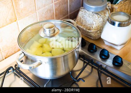 Faire bouillir les pommes de terre dans la casserole de la cuisine Banque D'Images