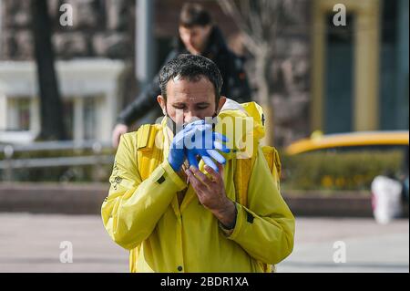 Moscou, Russie. 9 avril 2020. Un liveur porte des gosses dans la rue à Moscou, Russie, 9 avril 2020. Les cas de COVID-19 en Russie ont augmenté d'un nouveau record quotidien de 1 459 au cours des dernières 24 heures pour atteindre 10 131 jeudi, couvrant la plupart des régions du pays, ont montré des données officielles. Le nombre de morts est passé à 76 par rapport aux 63 du jour précédent, et 698 personnes se sont rétablies, dont 118 au cours des dernières 24 heures, a déclaré le centre de réponse russe au coronavirus dans une déclaration. Crédit: Evgeny Sinitsyn/Xinhua/Alay Live News Banque D'Images