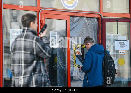 Moscou, Russie. 9 avril 2020. Les gens font la queue pour emporter de la nourriture à Moscou, en Russie, le 9 avril 2020. Les cas de COVID-19 en Russie ont augmenté d'un nouveau record quotidien de 1 459 au cours des dernières 24 heures pour atteindre 10 131 jeudi, couvrant la plupart des régions du pays, ont montré des données officielles. Le nombre de morts est passé à 76 par rapport aux 63 du jour précédent, et 698 personnes se sont rétablies, dont 118 au cours des dernières 24 heures, a déclaré le centre de réponse russe au coronavirus dans une déclaration. Crédit: Evgeny Sinitsyn/Xinhua/Alay Live News Banque D'Images