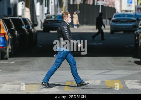 Moscou, Russie. 9 avril 2020. Un homme portant un masque de visage marche dans la rue à Moscou, Russie, 9 avril 2020. Les cas de COVID-19 en Russie ont augmenté d'un nouveau record quotidien de 1 459 au cours des dernières 24 heures pour atteindre 10 131 jeudi, couvrant la plupart des régions du pays, ont montré des données officielles. Le nombre de morts est passé à 76 par rapport aux 63 du jour précédent, et 698 personnes se sont rétablies, dont 118 au cours des dernières 24 heures, a déclaré le centre de réponse russe au coronavirus dans une déclaration. Crédit: Evgeny Sinitsyn/Xinhua/Alay Live News Banque D'Images