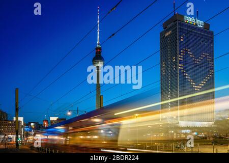 07.04.2020, le Park Inn by Radisson Hotel sur Alexanderplatz à Berlin, comme tous les autres hôtels à l'heure actuelle, ne sera peut-être pas ouvert à des opérations régulières en raison de la crise de la couronne. Cependant, il y a encore peu de fonctionnement. Par conséquent, un coeur est actuellement montré sur la façade par un éclairage partiel des fenêtres, ce qui devrait exprimer la solidarité. | utilisation dans le monde entier Banque D'Images