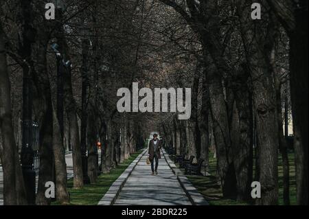 Moscou, Russie. 9 avril 2020. Un homme marche sur une route à Moscou, en Russie, le 9 avril 2020. Les cas de COVID-19 en Russie ont augmenté d'un nouveau record quotidien de 1 459 au cours des dernières 24 heures pour atteindre 10 131 jeudi, couvrant la plupart des régions du pays, ont montré des données officielles. Le nombre de morts est passé à 76 par rapport aux 63 du jour précédent, et 698 personnes se sont rétablies, dont 118 au cours des dernières 24 heures, a déclaré le centre de réponse russe au coronavirus dans une déclaration. Crédit: Evgeny Sinitsyn/Xinhua/Alay Live News Banque D'Images