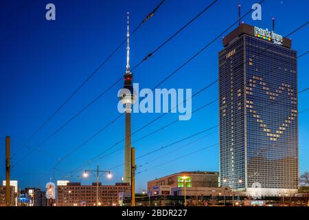 07.04.2020, le Park Inn by Radisson Hotel sur Alexanderplatz à Berlin, comme tous les autres hôtels à l'heure actuelle, ne sera peut-être pas ouvert à des opérations régulières en raison de la crise de la couronne. Cependant, il y a encore peu de fonctionnement. Par conséquent, un coeur est actuellement montré sur la façade par un éclairage partiel des fenêtres, ce qui devrait exprimer la solidarité. | utilisation dans le monde entier Banque D'Images