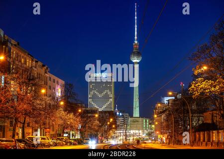 07.04.2020, le Park Inn by Radisson Hotel sur Alexanderplatz à Berlin, comme tous les autres hôtels à l'heure actuelle, ne sera peut-être pas ouvert à des opérations régulières en raison de la crise de la couronne. Cependant, il y a encore peu de fonctionnement. Par conséquent, un coeur est actuellement montré sur la façade par un éclairage partiel des fenêtres, ce qui devrait exprimer la solidarité. | utilisation dans le monde entier Banque D'Images