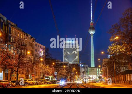 07.04.2020, le Park Inn by Radisson Hotel sur Alexanderplatz à Berlin, comme tous les autres hôtels à l'heure actuelle, ne sera peut-être pas ouvert à des opérations régulières en raison de la crise de la couronne. Cependant, il y a encore peu de fonctionnement. Par conséquent, un coeur est actuellement montré sur la façade par un éclairage partiel des fenêtres, ce qui devrait exprimer la solidarité. | utilisation dans le monde entier Banque D'Images