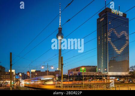 07.04.2020, le Park Inn by Radisson Hotel sur Alexanderplatz à Berlin, comme tous les autres hôtels à l'heure actuelle, ne sera peut-être pas ouvert à des opérations régulières en raison de la crise de la couronne. Cependant, il y a encore peu de fonctionnement. Par conséquent, un coeur est actuellement montré sur la façade par un éclairage partiel des fenêtres, ce qui devrait exprimer la solidarité. | utilisation dans le monde entier Banque D'Images