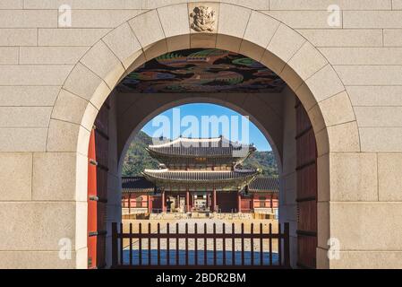 Vue sur Heungnyemun à travers la porte principale du Palais Gyeongbokgung, séoul. La traduction du texte chinois est "Heungnyemun" Banque D'Images
