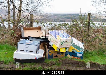 L'A82, Argyll et Bute, Ecosse, Royaume-Uni. 9 avril 2020. Les boîtes vides de fruits et légumes sous-évaluées dans un pond-by de l'A82 à côté du Loch Lomond pendant le verrouillage du coronavirus. Le basculement à la volée est en augmentation pendant la pandémie avec réduction des collections de bins et des centres fermés de ordures ménagères et de recyclage crédit: Kay Roxby/Alay Live News Banque D'Images