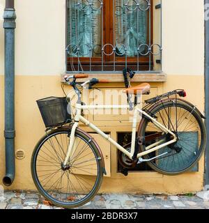 Vieux vélo avec panier garé près de la maison, Rimini, Italie Banque D'Images