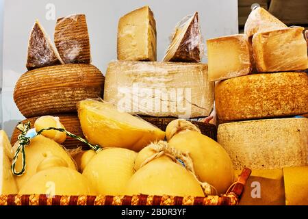 Divers fromages se trouvant sur le marché Banque D'Images