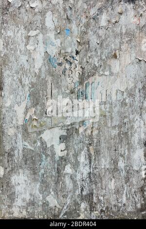 Panneau d'affichage de rue avec morceaux d'anciennes affiches - fond texturé Banque D'Images