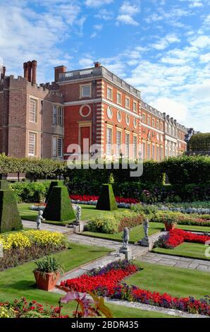 Jardin en contrebas ornemental avec Hampton court Palace en arrière-plan West London England UK Banque D'Images