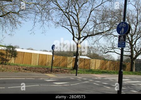 Londres, Royaume-Uni - 09 avril 2020: Un nouveau mortuaire temporaire de la taille de deux terrains de football érigés à Newlan à côté du cimetière de la ville de Londres et du crématorium. L'établissement est situé à environ 5 km de l'hôpital NHS Nightingale au centre Excel. Le gouvernement a conseillé au public de rester chez lui au Royaume-Uni en raison de la pandémie de Covid-19, mais pour des voyages essentiels pour les bases et l'exercice. Photos: David Mbiyu Banque D'Images