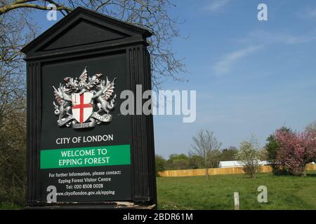 Londres, Royaume-Uni - 09 avril 2020: Un nouveau mortuaire temporaire de la taille de deux terrains de football érigés à Newlan à côté du cimetière de la ville de Londres et du crématorium. L'établissement est situé à environ 5 km de l'hôpital NHS Nightingale au centre Excel. Le gouvernement a conseillé au public de rester chez lui au Royaume-Uni en raison de la pandémie de Covid-19, mais pour des voyages essentiels pour les bases et l'exercice. Photos: David Mbiyu Banque D'Images