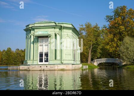 GATCHINA, RUSSIE - 24 SEPTEMBRE 2015 : l'ancien pavillon de Vénus s'est fermé le jour ensoleillé de septembre. Parc du palais GATCHINA Banque D'Images