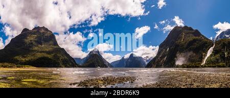 Vue panoramique sur Milford Sound, Southland, Nouvelle-Zélande Banque D'Images