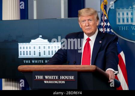 Washington, États-Unis d'Amérique. 08 avril 2020. Washington, États-Unis d'Amérique. 08 avril 2020. Le président américain Donald Trump, écoute une question des journalistes lors du quotidien COVID-19, exposé sur le coronavirus dans la salle de presse de la Maison Blanche le 8 avril 2020 à Washington, DC. Crédit: D. Myles Cullen/Education Department/Alay Live News Banque D'Images