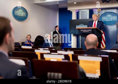 Washington, États-Unis d'Amérique. 08 avril 2020. Washington, États-Unis d'Amérique. 08 avril 2020. Le président américain Donald Trump, écoute une question des journalistes lors du quotidien COVID-19, exposé sur le coronavirus dans la salle de presse de la Maison Blanche le 8 avril 2020 à Washington, DC. Crédit: D. Myles Cullen/Education Department/Alay Live News Banque D'Images