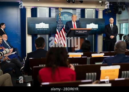 Washington, États-Unis d'Amérique. 08 avril 2020. Washington, États-Unis d'Amérique. 08 avril 2020. Le président américain Donald Trump, écoute une question des journalistes lors du quotidien COVID-19, exposé sur le coronavirus dans la salle de presse de la Maison Blanche le 8 avril 2020 à Washington, DC. Crédit: Shealah Craighead/Education Department/Alay Live News Banque D'Images