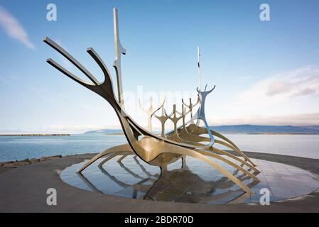 Solfar, la sculpture Sun Voyager de Jón Gunnar Árnason à côté de la route Saebraut à Reykjavik Banque D'Images