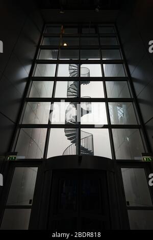 Un escalier en colimaçon à Perlan – la Perle – un musée et un dôme en verre tournant sur la colline de Öskjuhlíð à Reykjavík, en Islande Banque D'Images