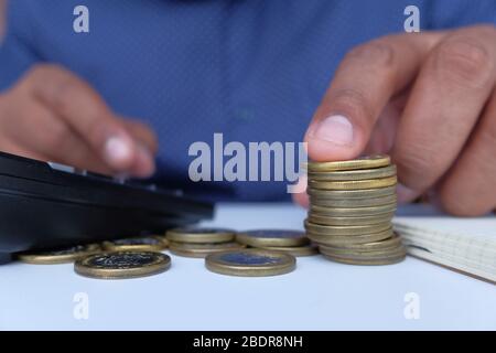 Gros plan sur les pièces de monnaie de l'homme sur la table Banque D'Images