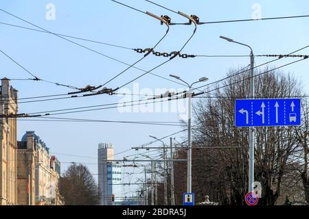 Panneaux de signalisation et lignes électriques pour trolleybus, transports publics à Riga, capitale de la Lettonie, États baltes Banque D'Images