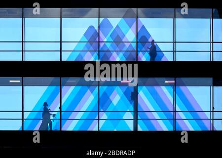 Une personne marche sur un pont devant le logo du mont Sinaï au Mont. Sinai Hospital à New York, États-Unis - 02 avril 2020 Banque D'Images