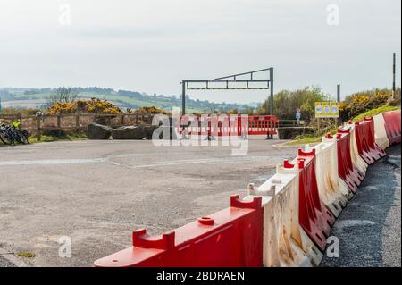West Cork, Irlande. 9 avril 2020. Le Conseil du comté de Cork a fermé 14 parkings sur des plages et des sites touristiques populaires au cours des deux derniers jours en raison de la pandémie du coronavirus. C'était la scène à Inchydoney Beach aujourd'hui. Credit: Andy Gibson/Alay Live News Banque D'Images