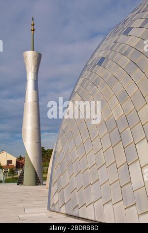 Le Centre islamique Rijeka, dans une banlieue de Rijeka, comté de Primorje-Gorski Kotar, Croatie. Ouvert en 2013 grâce à un don du Qatar Banque D'Images