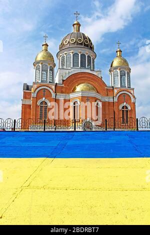 Le drapeau géant de cent mètres sur le remblai dans le district d'Obolon, Kiev.la longueur du drapeau - 100 mètres, largeur - presque 20 M. Banque D'Images