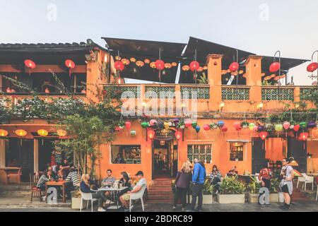 Hoi an, Vietnam - 9 février 2018 : restaurants et magasins sur les rives de la rivière Thu bon à Hoi an la nuit. Banque D'Images