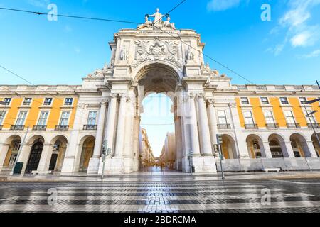 Arche triomphale ( Arco da Rua Augusta ) sur la place du Commerce à Lisbonne, Portugal. Célèbre centre-ville touristique attraction touristique Banque D'Images