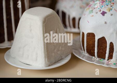 Dessert traditionnel russe et ukrainien au fromage cottage de Pâques dans un style rustique. Paskha orthodoxe en plaque de céramique sur table avec gâteau au kulich. frv fixe Banque D'Images