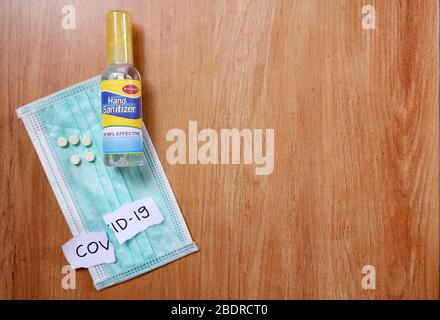 Une bouteille de désinfectant pour les mains, un masseur médical et des pilules de vitamine blanche comme prévention à Covid-19 . Banque D'Images