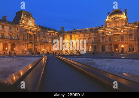 Paris - 26 décembre 2018 : vue sur le bâtiment du Louvre dans la cour le soir. Le musée du Louvre est l'un des musées les plus importants et les plus visités du monde Banque D'Images