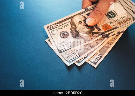 Dollars américains en espèces. Des factures de cent dollars en main. Banque D'Images