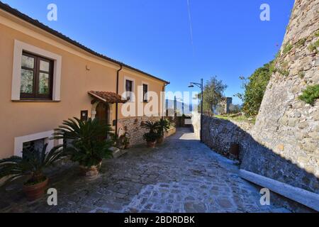 Une rue étroite entre les maisons de Castellabate, dans la région de Campanie, en Italie Banque D'Images