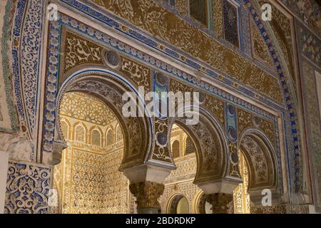 Royal Alcazars, Séville, province de Séville, Andalousie, Espagne. Arches décorées menant au salon de Ambajadores, le salon des ambassadeurs. T Banque D'Images