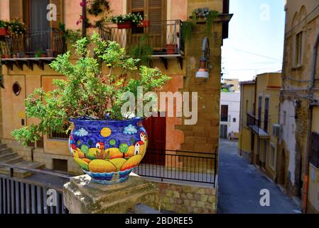 Vase caractéristique comme mobilier de rue à Sciacca Sicile Italie Banque D'Images