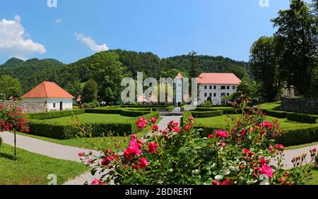 Hôtel Polhov Gradec avec fontaine, étang, parc et point d'information Banque D'Images
