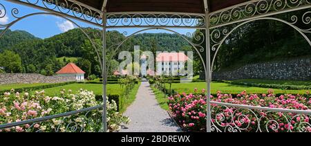 Hôtel Polhov Gradec avec fontaine, étang, parc et point d'information Banque D'Images