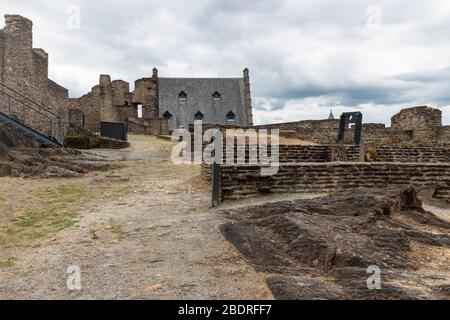 Cour ruine château médiéval Bourscheid au Luxembourg Banque D'Images